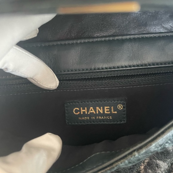 Chanel Flap bag in green chevron with gold hardware. Medium - Picture 8 of 13